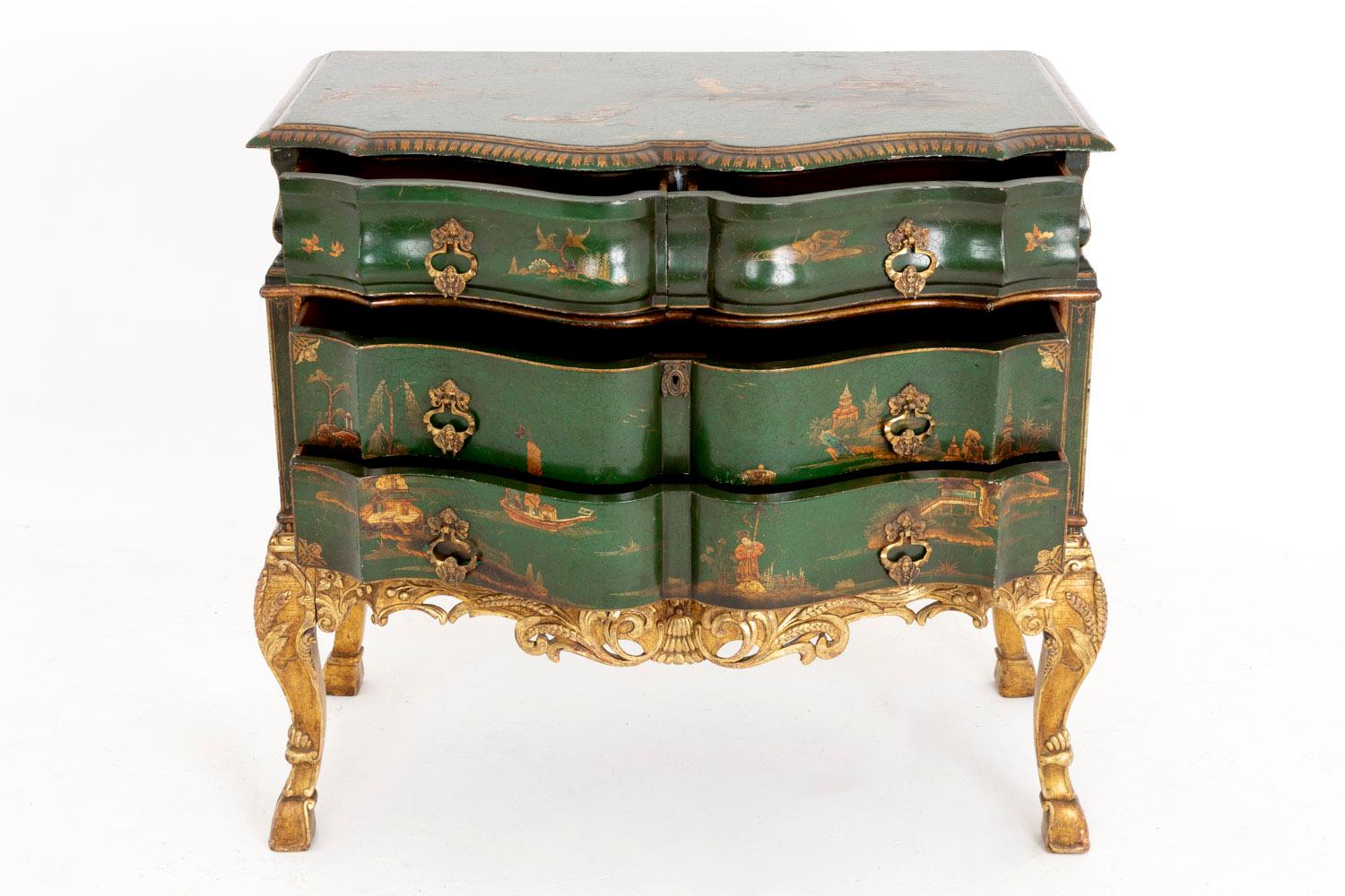 Serpentine commode or chest of drawers in carved and giltwood with green lacquer, opening with two large drawers in front topped by two smaller one.
Carved and giltwood stand made of console legs ending in a hoof, adorned on uprights with wreaths