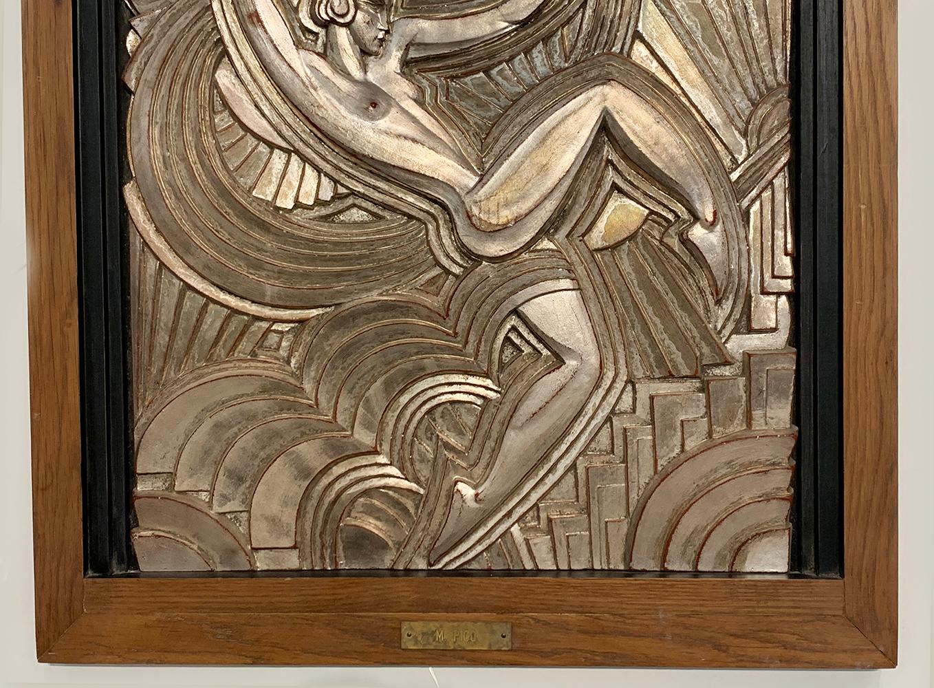 A gilt wood panel designed by Maurice Picaud for the “Folies Bergères” circa 1925.
Entitled “Serpentine Dancer” in light gilt color.
Depicting the dancer Nikolska, posed for the sculpture in ebony and natural oak frame.
The panel was made in a