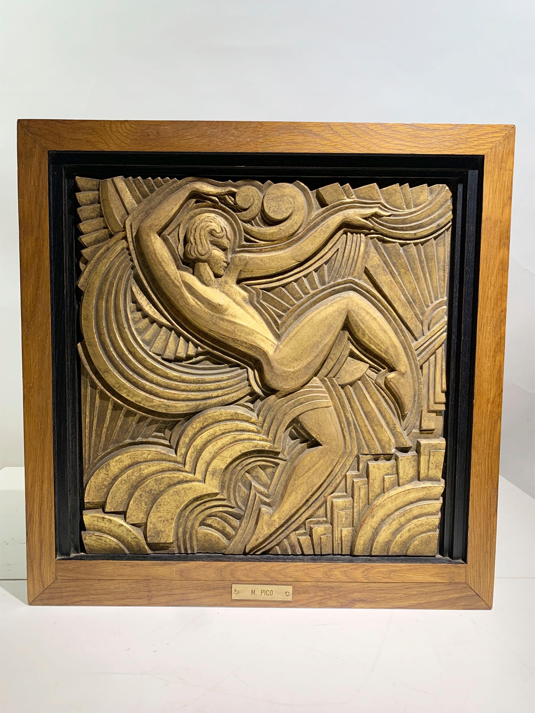 Panel de madera dorada diseñado por Maurice Picaud para las 
