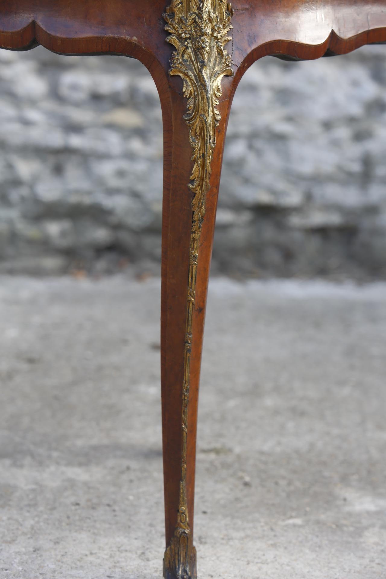 Serpentine Desk Burr Walnut Ormolu Center Table Satinwood Cabriole Legs 19th C For Sale 5