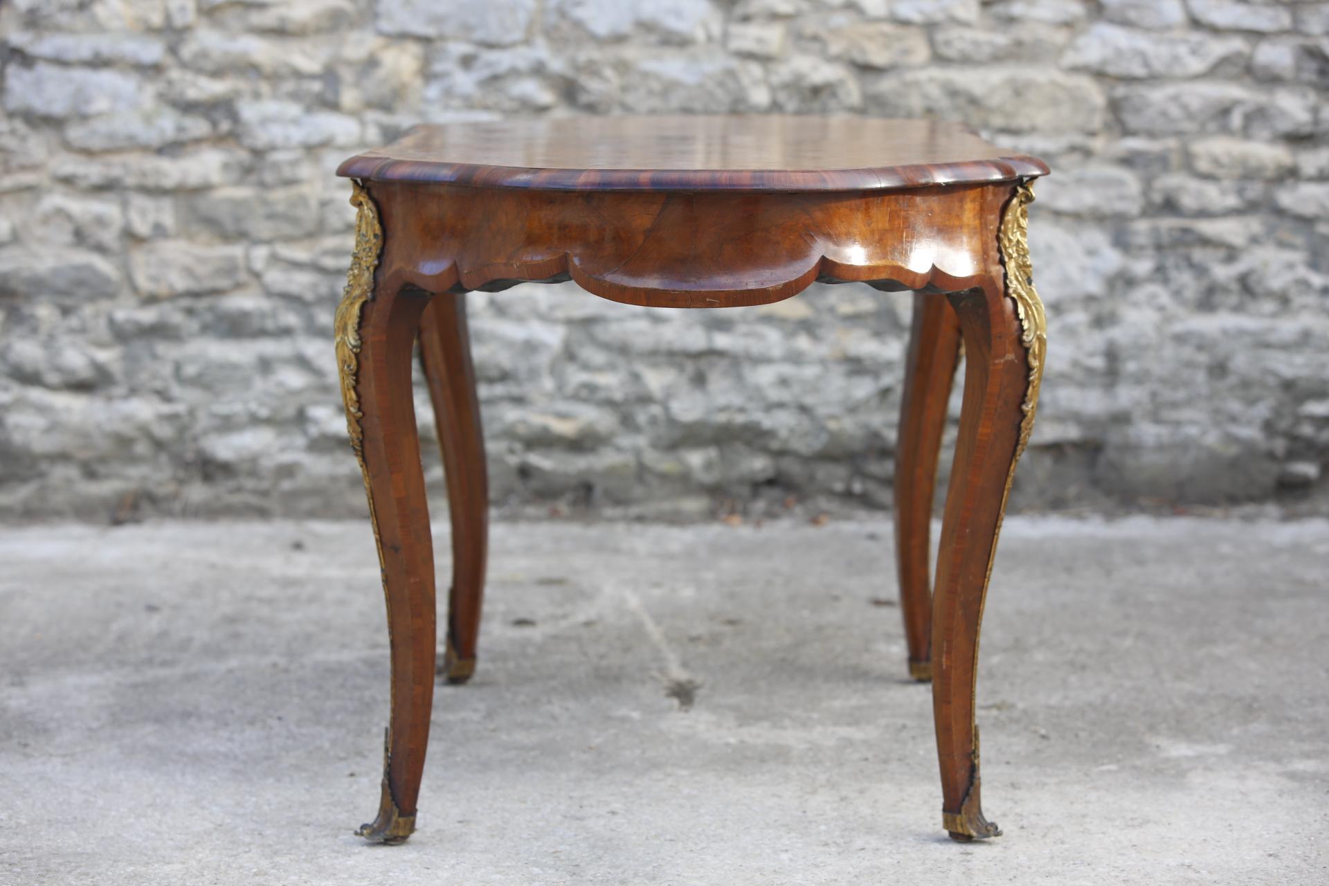Serpentine Desk Burr Walnut Ormolu Center Table Satinwood Cabriole Legs 19th C For Sale 9