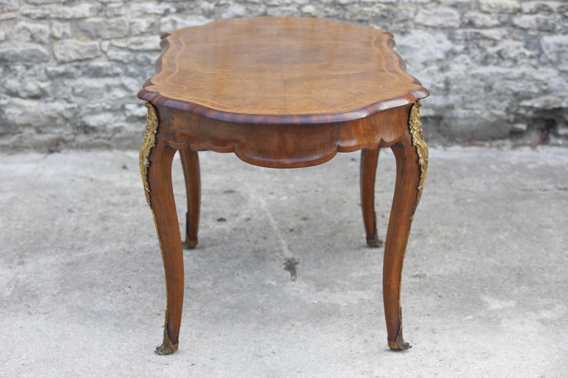 Serpentine Desk Burr Walnut Ormolu Center Table Satinwood Cabriole Legs 19th C For Sale 10