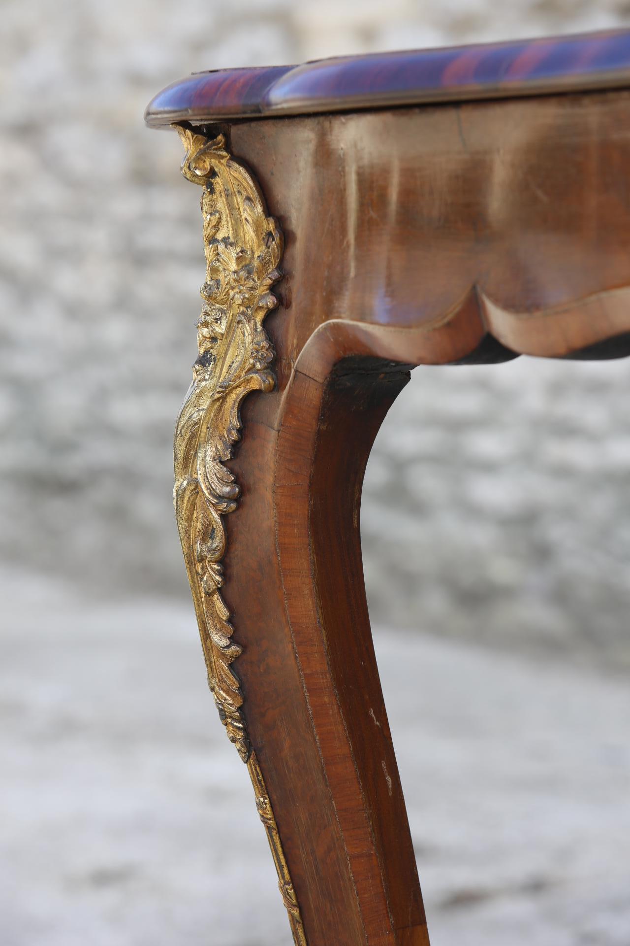 Serpentine Desk Burr Walnut Ormolu Center Table Satinwood Cabriole Legs 19th C In Good Condition For Sale In Cheltenham, GB