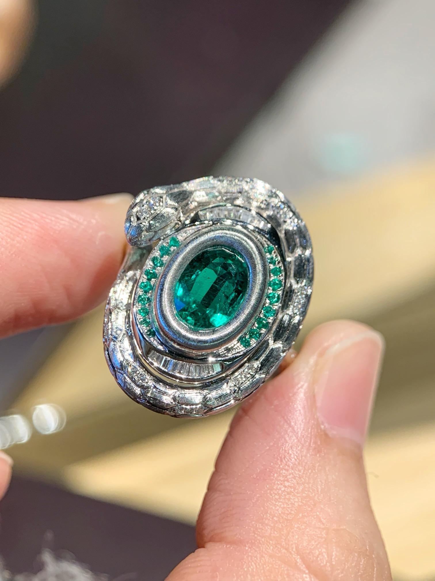 Serpentina Colección Elegancia Verde Vivo Esmeralda Natural Anillo de Cóctel de Diamantes Moderno en venta