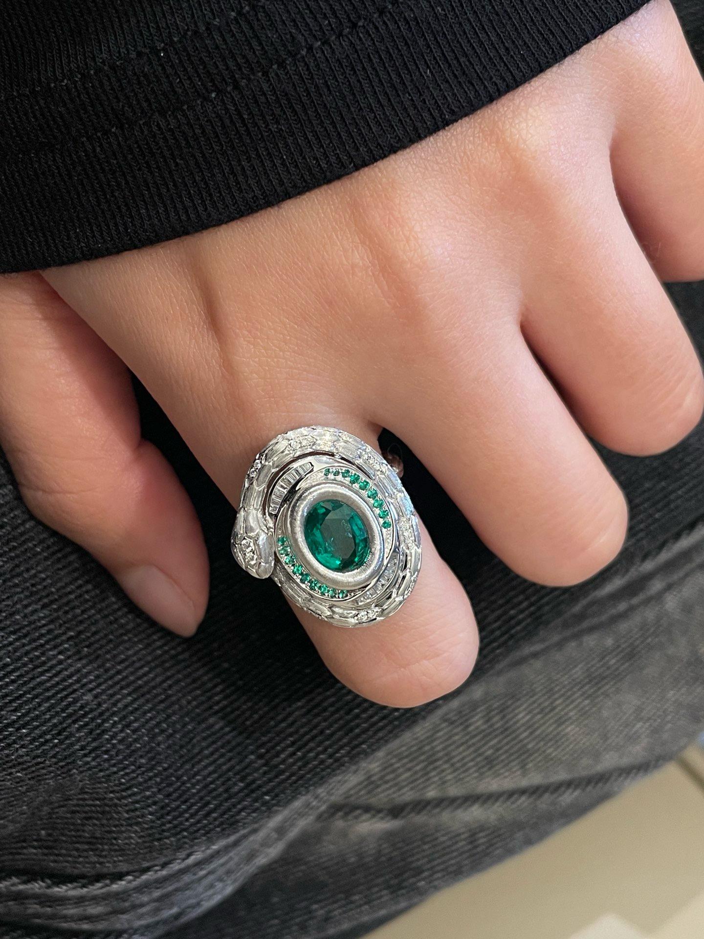 Serpentina Colección Elegancia Verde Vivo Esmeralda Natural Anillo de Cóctel de Diamantes Corte oval en venta