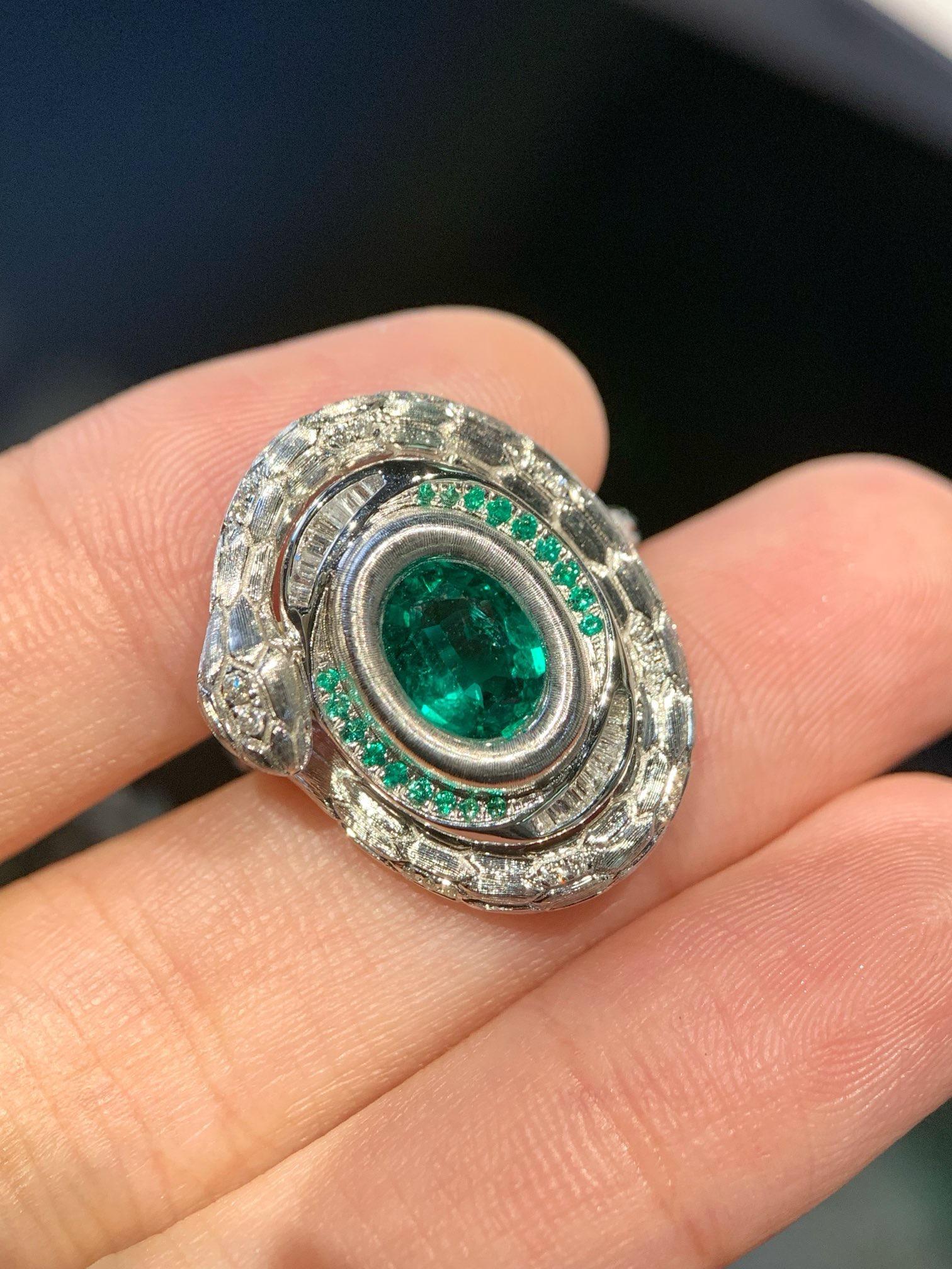Serpentina Colección Elegancia Verde Vivo Esmeralda Natural Anillo de Cóctel de Diamantes en Nuevo estado para la venta en Kowloon, HK