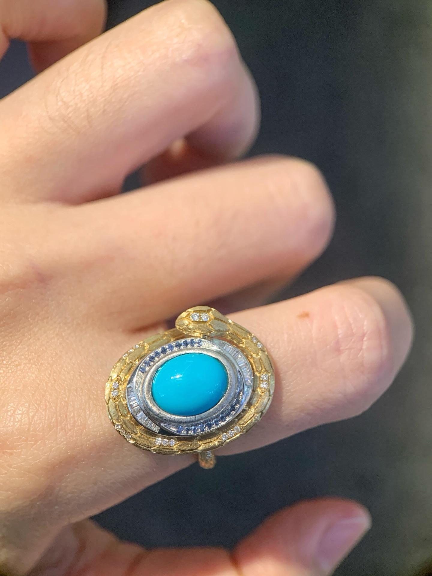 Serpentine Eleganz: Lebendiger blauer Türkis Stein Diamant Cocktail Ring

Türkis Stein: 2,12ct 
Gesamtgewicht: 11,4 Gramm 

Der Serpent Ring besticht durch die Kombination von Farben und MATERIALEN. Das Band ist aus 18-karätigem Gold (oder Gold, wie