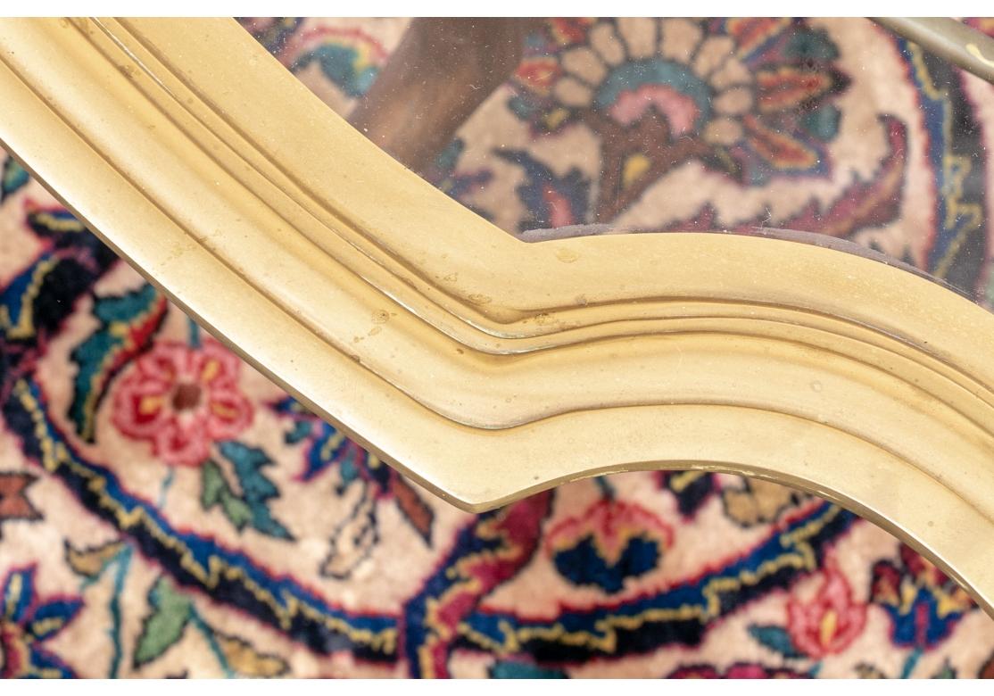 Américain Table basse de forme serpentine avec cadre en laiton et plateau en verre en vente
