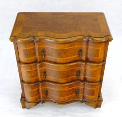Commode à trois tiroirs très raffinée, avec bandeau avant en forme de serpentine, fabriquée en Italie, ÉTAT NEUF
