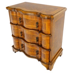 Commode à trois tiroirs très raffinée, avec bandeau avant en forme de serpentine, fabriquée en Italie, ÉTAT NEUF