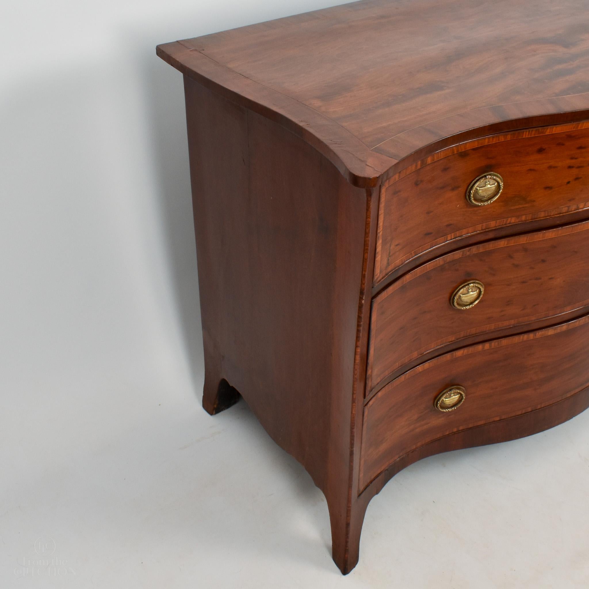 Serpentine Fronted and Extremely Fine Mahogany Commode, circa 1780 For Sale 4