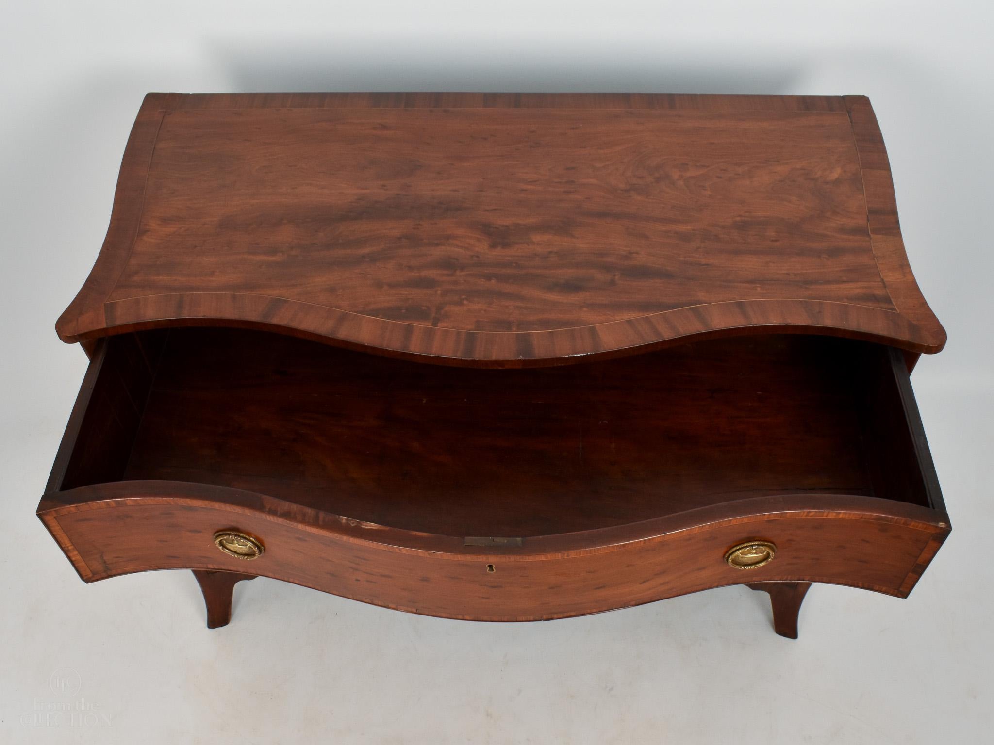Serpentine Fronted and Extremely Fine Mahogany Commode, circa 1780 For Sale 1