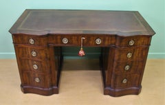 Bureau à piédestal en acajou à façade serpentine de Waring and Gillow