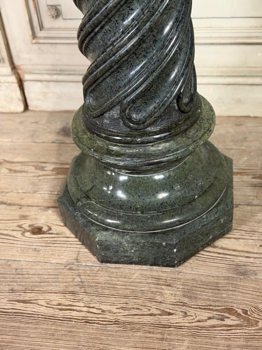 Schlangenförmige Säule aus grünem Marmor, spiralförmig geschnitzter Schaft, um 1880 (Italienisch) im Angebot
