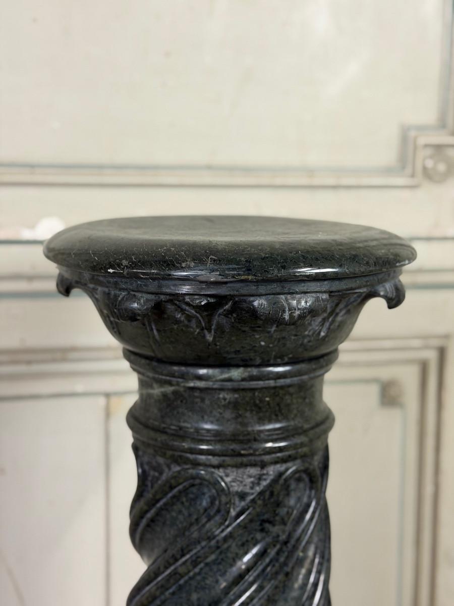 Schlangenförmige Säule aus grünem Marmor, spiralförmig geschnitzter Schaft, um 1880 im Zustand „Hervorragend“ im Angebot in Honnelles, WHT