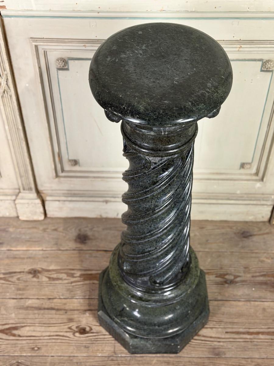 Schlangenförmige Säule aus grünem Marmor, spiralförmig geschnitzter Schaft, um 1880 im Angebot 2