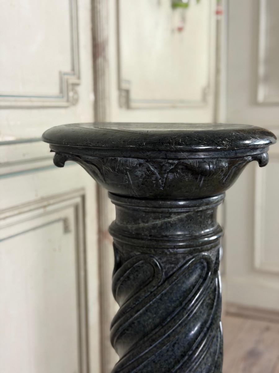 Schlangenförmige Säule aus grünem Marmor, spiralförmig geschnitzter Schaft, um 1880 im Angebot 4