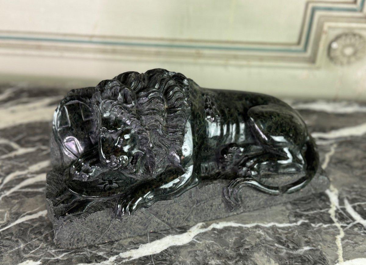Scultura in marmo verde serpentino, Il Leone di Lucerna in vendita 4