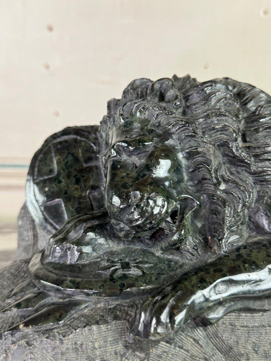 Francese Scultura in marmo verde serpentino, Il Leone di Lucerna in vendita