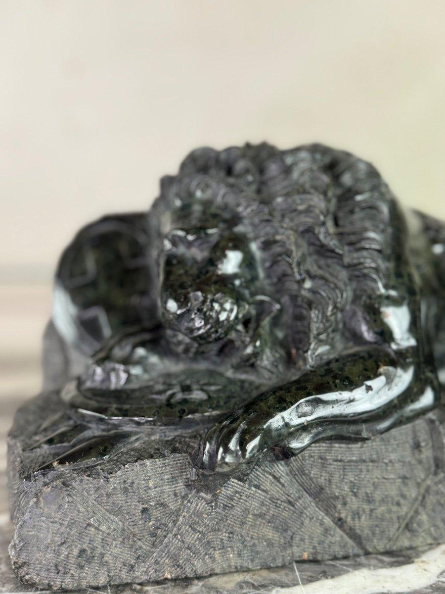 Scultura in marmo verde serpentino, Il Leone di Lucerna In condizioni buone in vendita a Honnelles, WHT