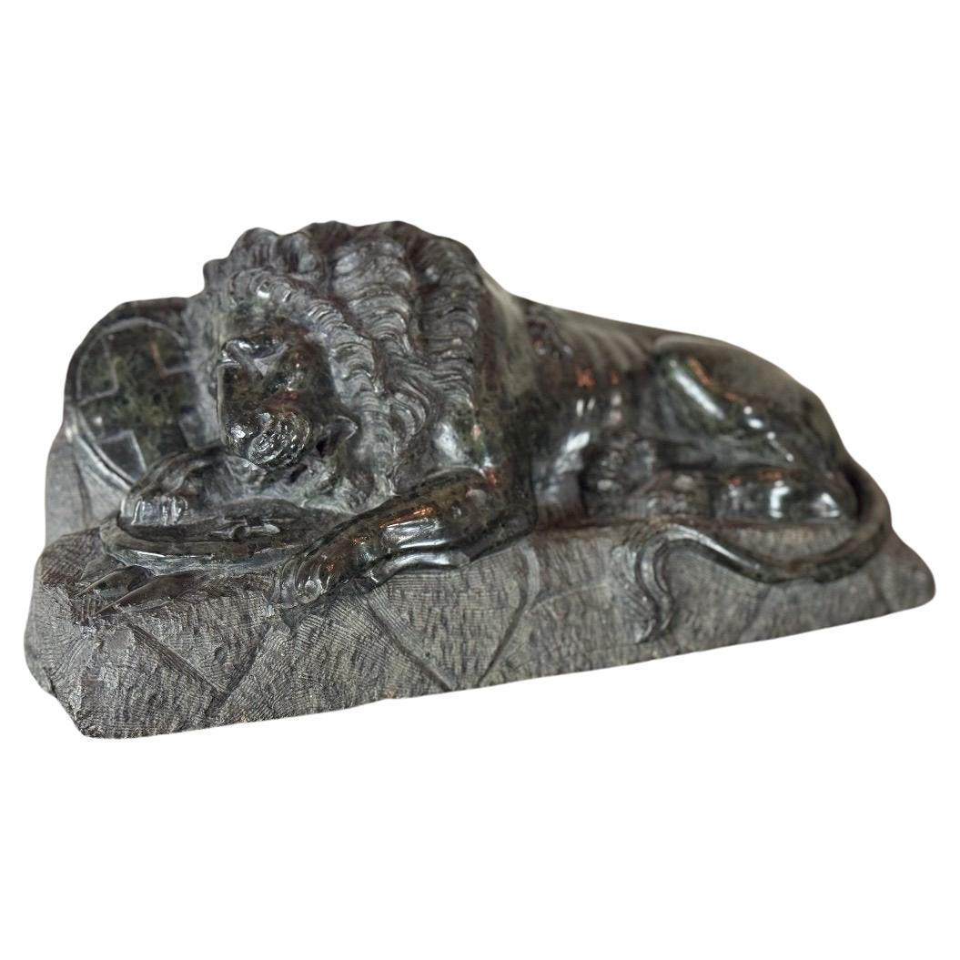 Escultura de mármol verde serpentina, El león de Lucerna