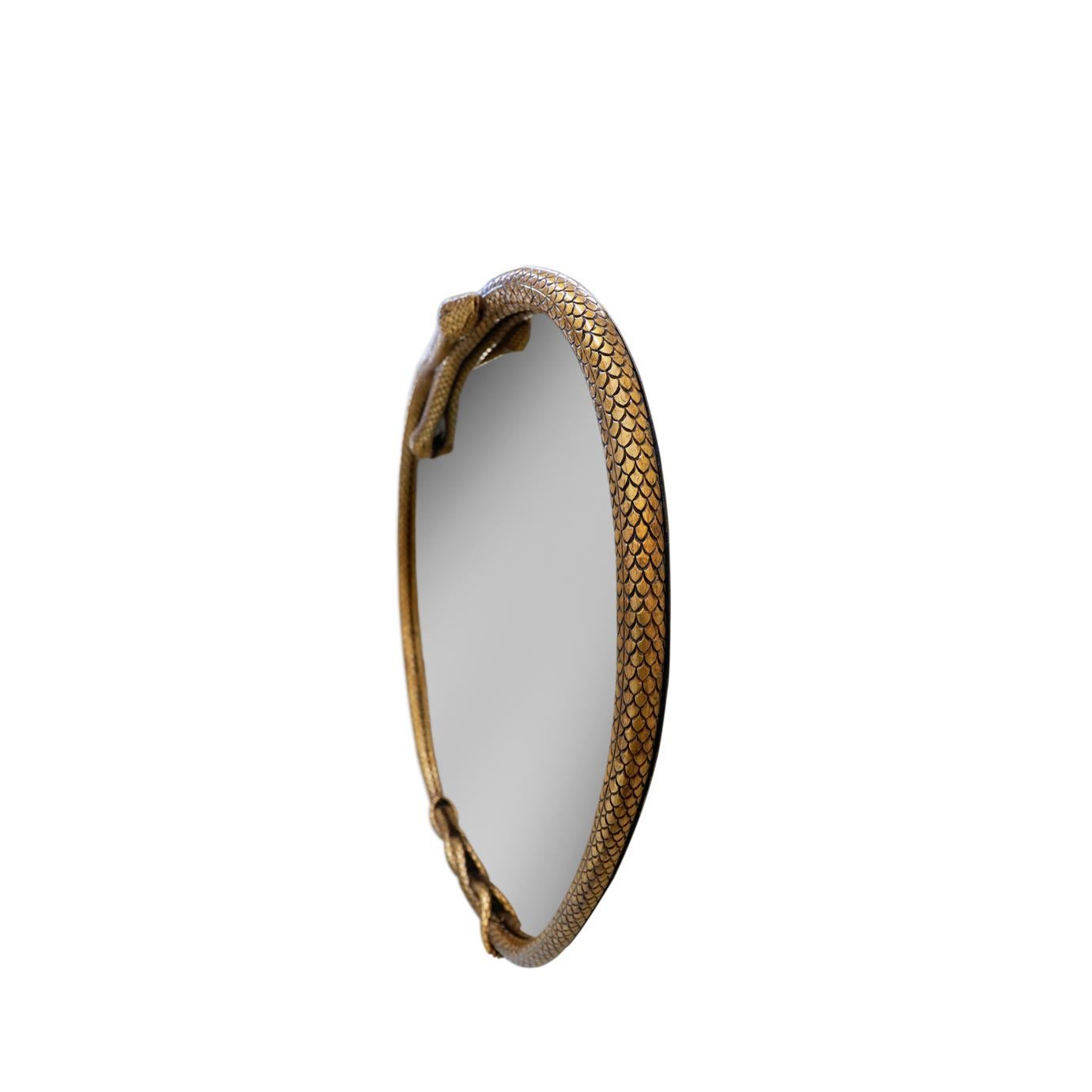 Le miroir en forme de pomme du Serpentine II vous transforme. Encadré de deux formes de serpents entrelacés en bois sculpté à la main, ce miroir est le moyen idéal d'ajouter une touche d'exotisme à tout intérieur.