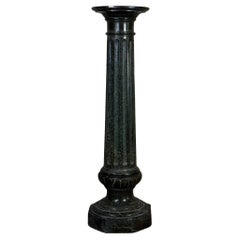 Columna estriada de mármol serpentina, circa 1880