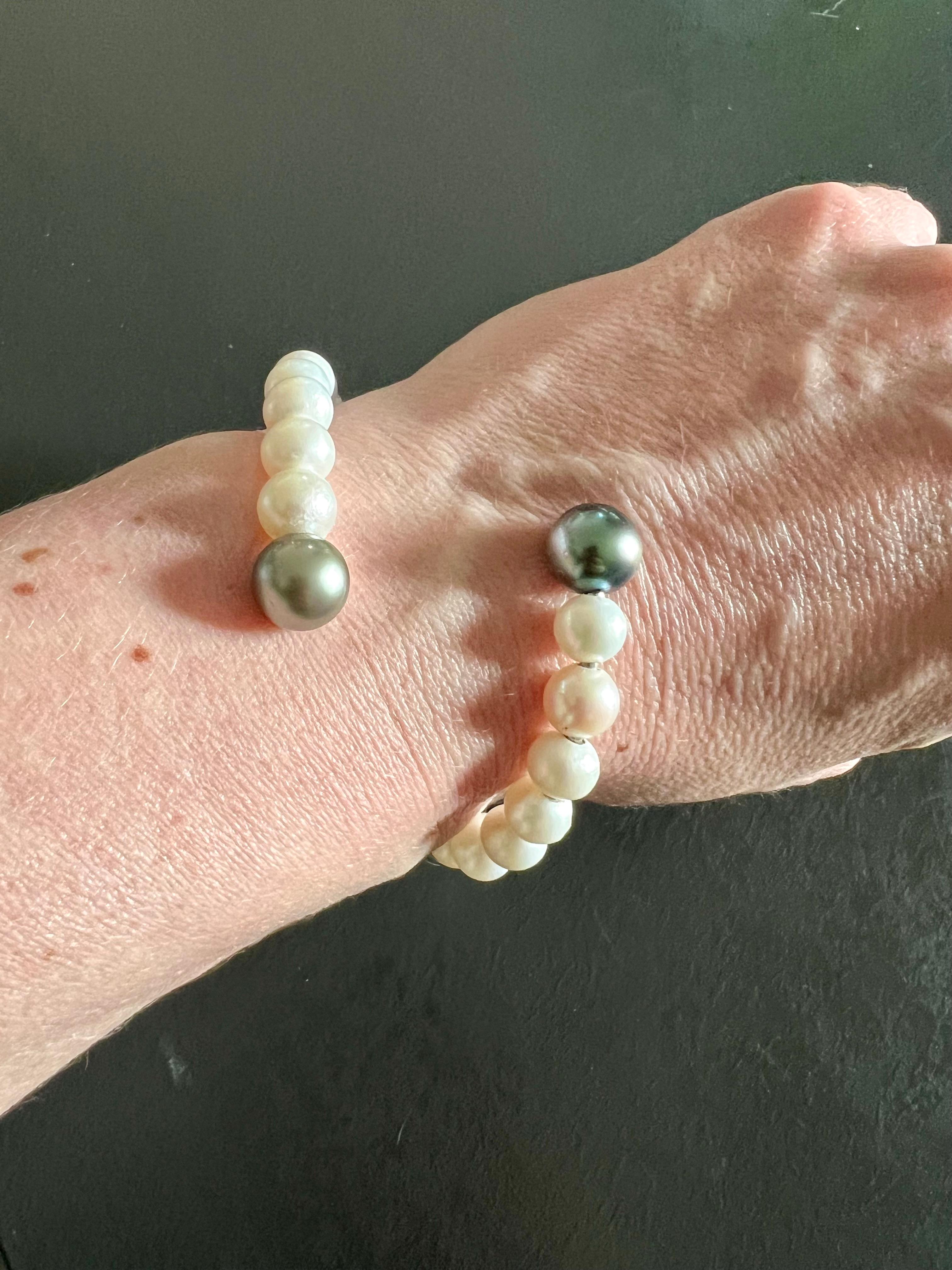 Serpentine Pearl Bangle with Tahitian Accents In New Condition For Sale In Boostedt, SH