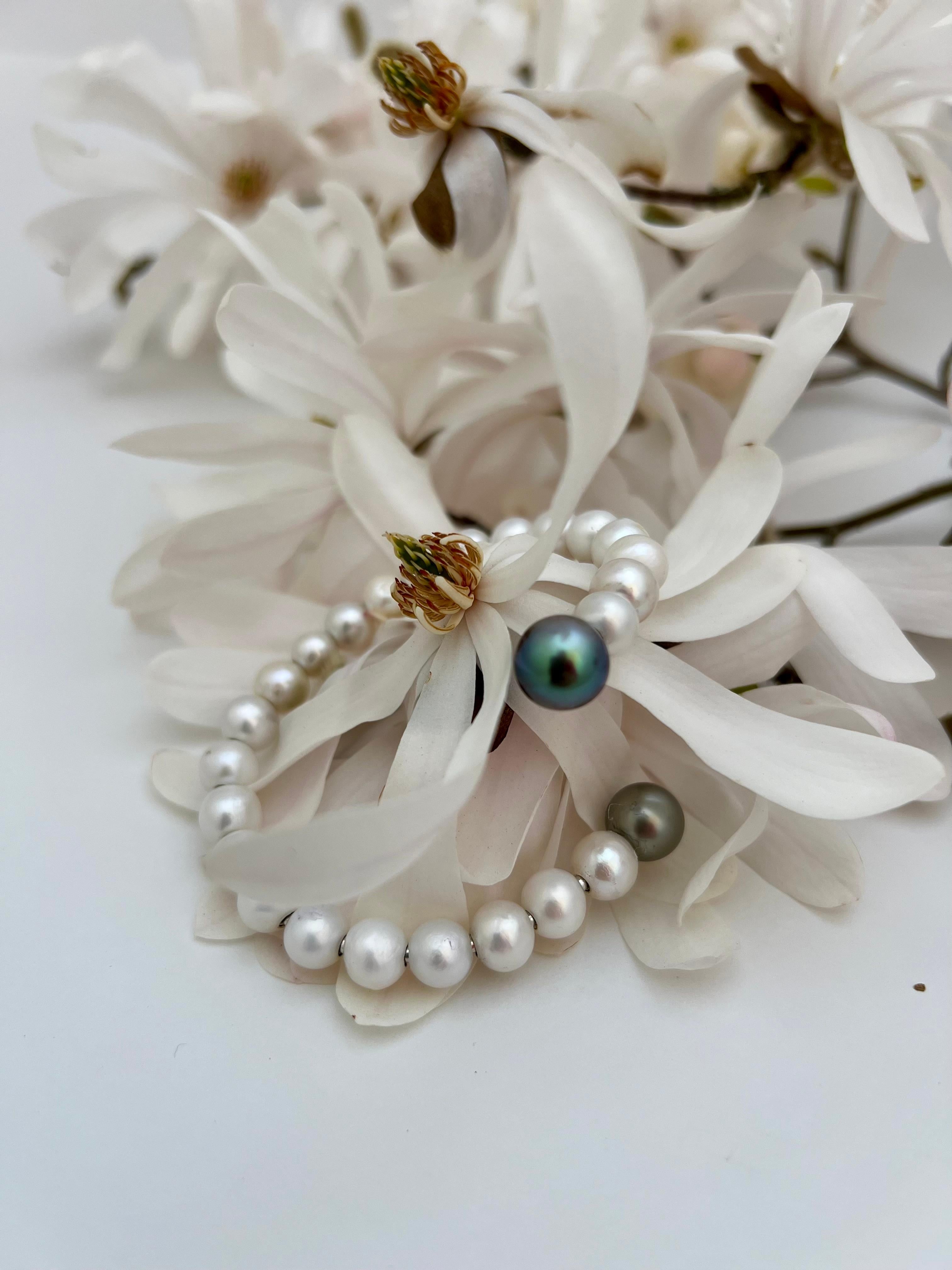 Serpentine Pearl Bangle with Tahitian Accents For Sale 1