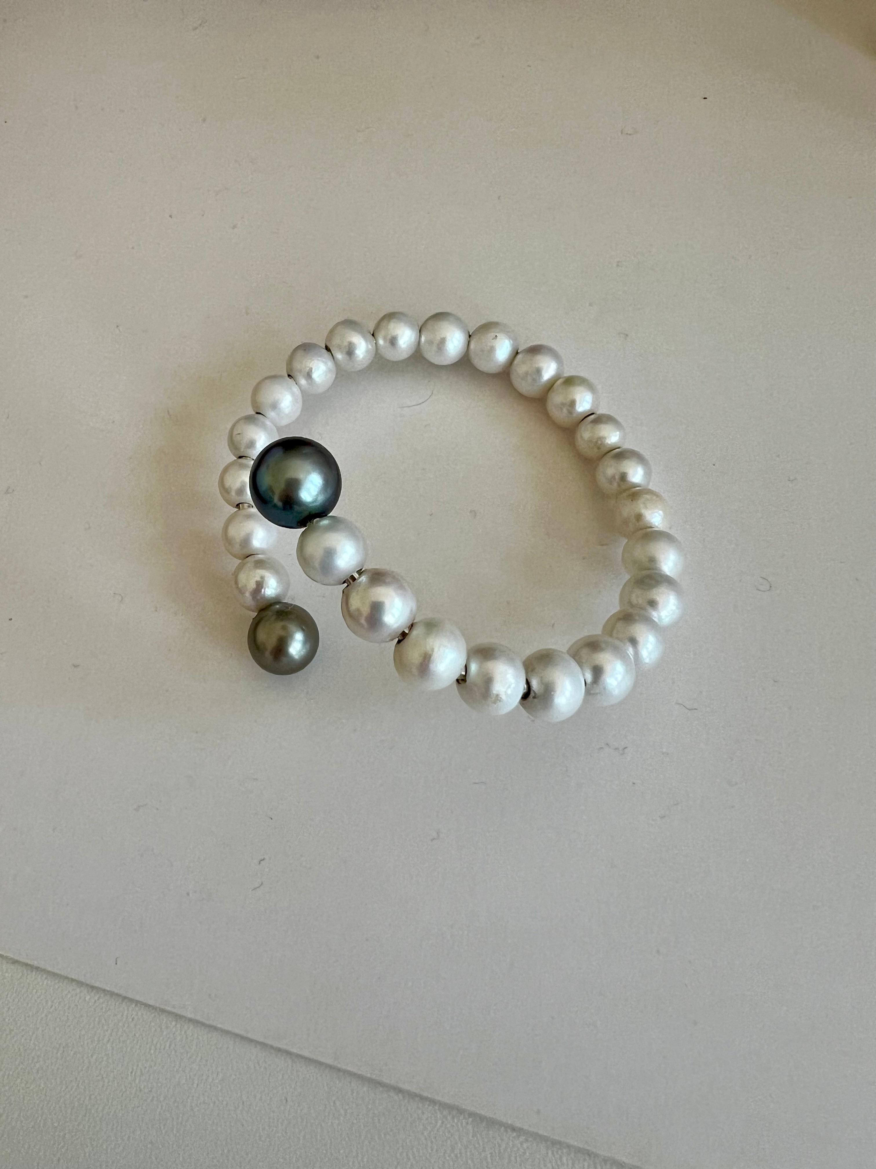 Serpentine Pearl Bangle with Tahitian Accents For Sale 2