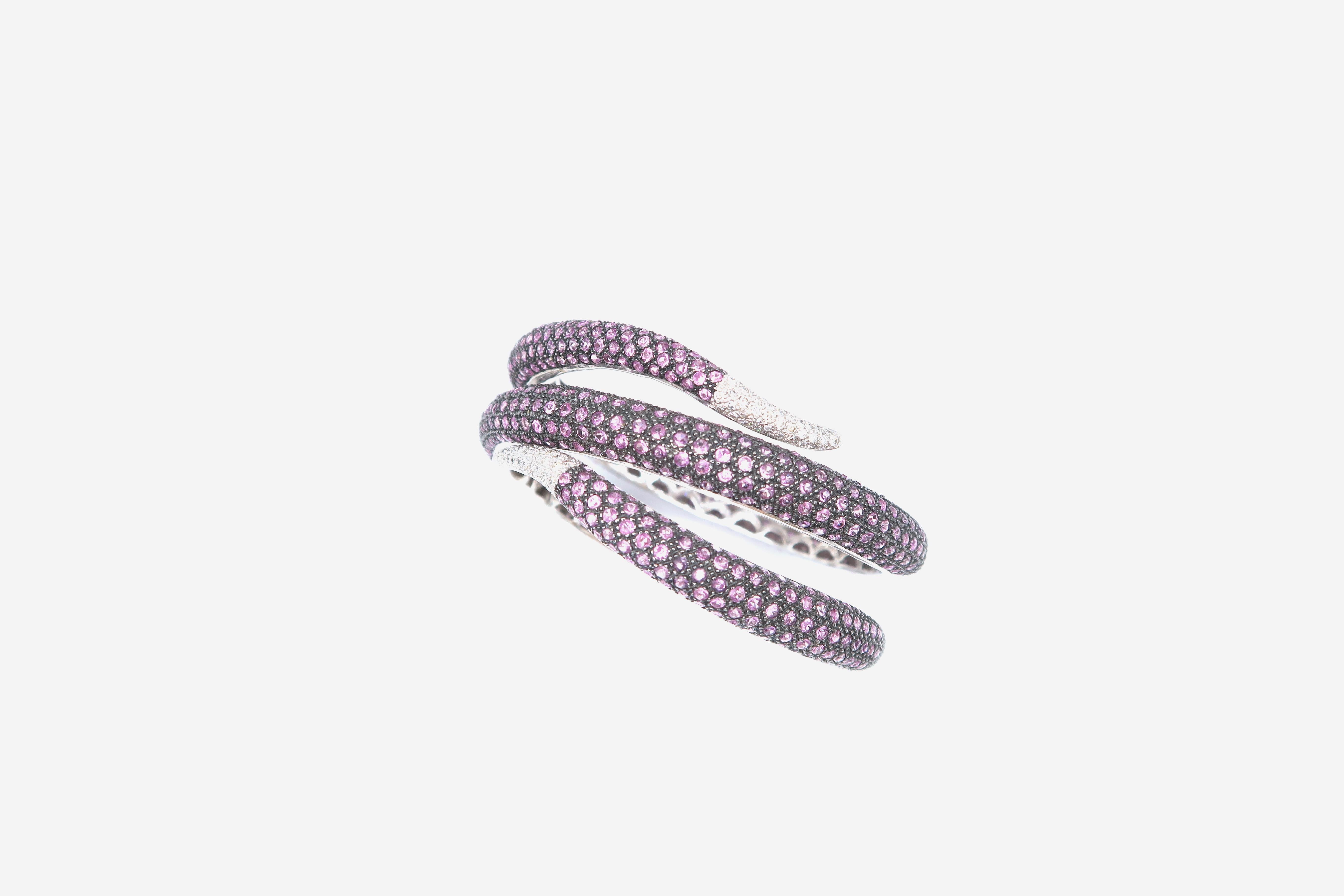 Serpentine Pink Sapphire and Diamond Pavé 18 Karat White Gold Hinged Cuff Bangle In New Condition For Sale In Bangkok, TH