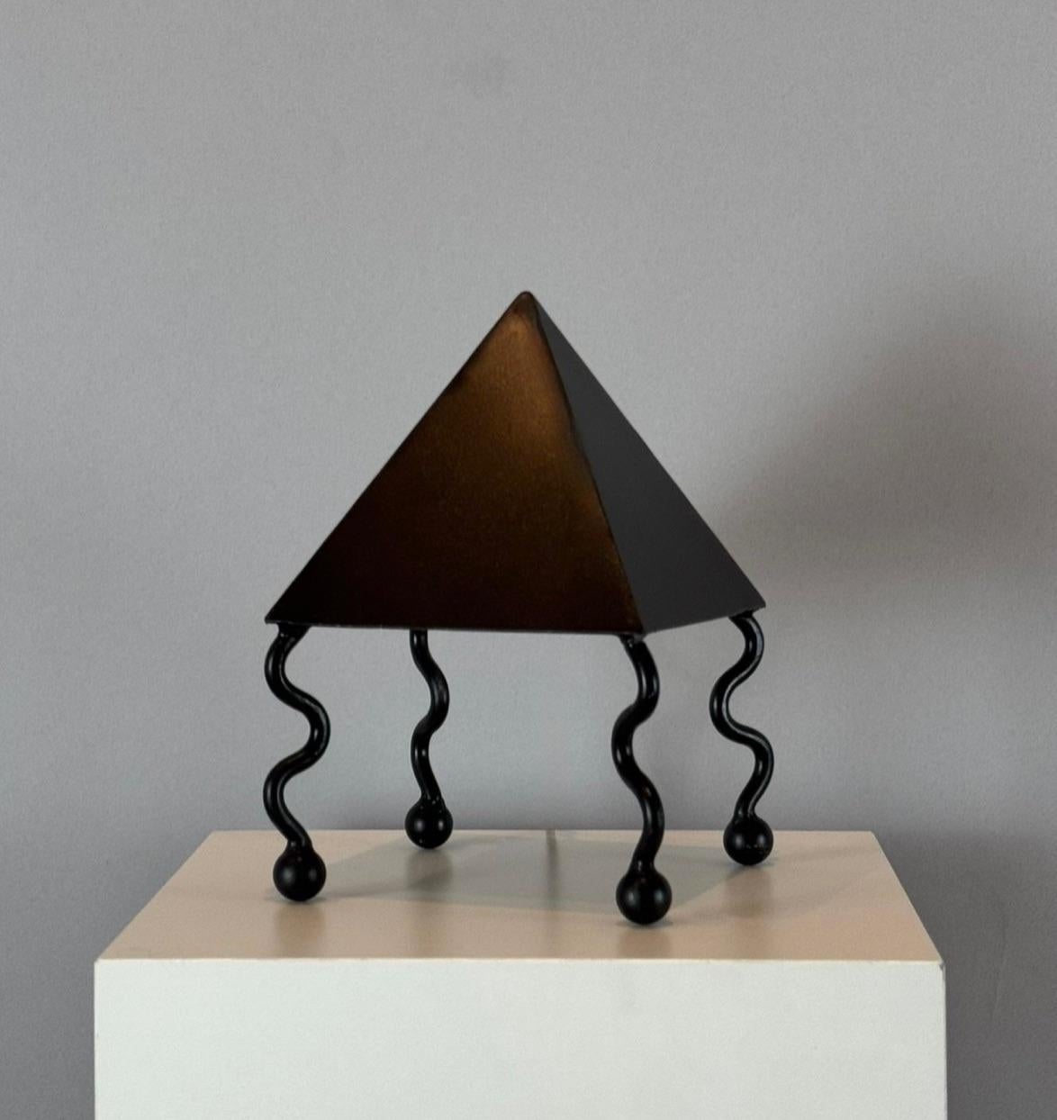 Soudé Lampe à poser pyramidale 'Serpentine' en satin noir en vente