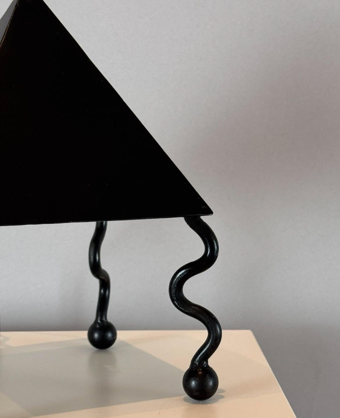 XXIe siècle et contemporain Lampe à poser pyramidale 'Serpentine' en satin noir en vente