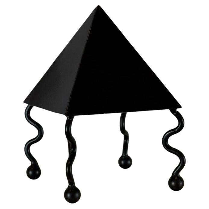 Lampe à poser pyramidale 'Serpentine' en satin noir en vente