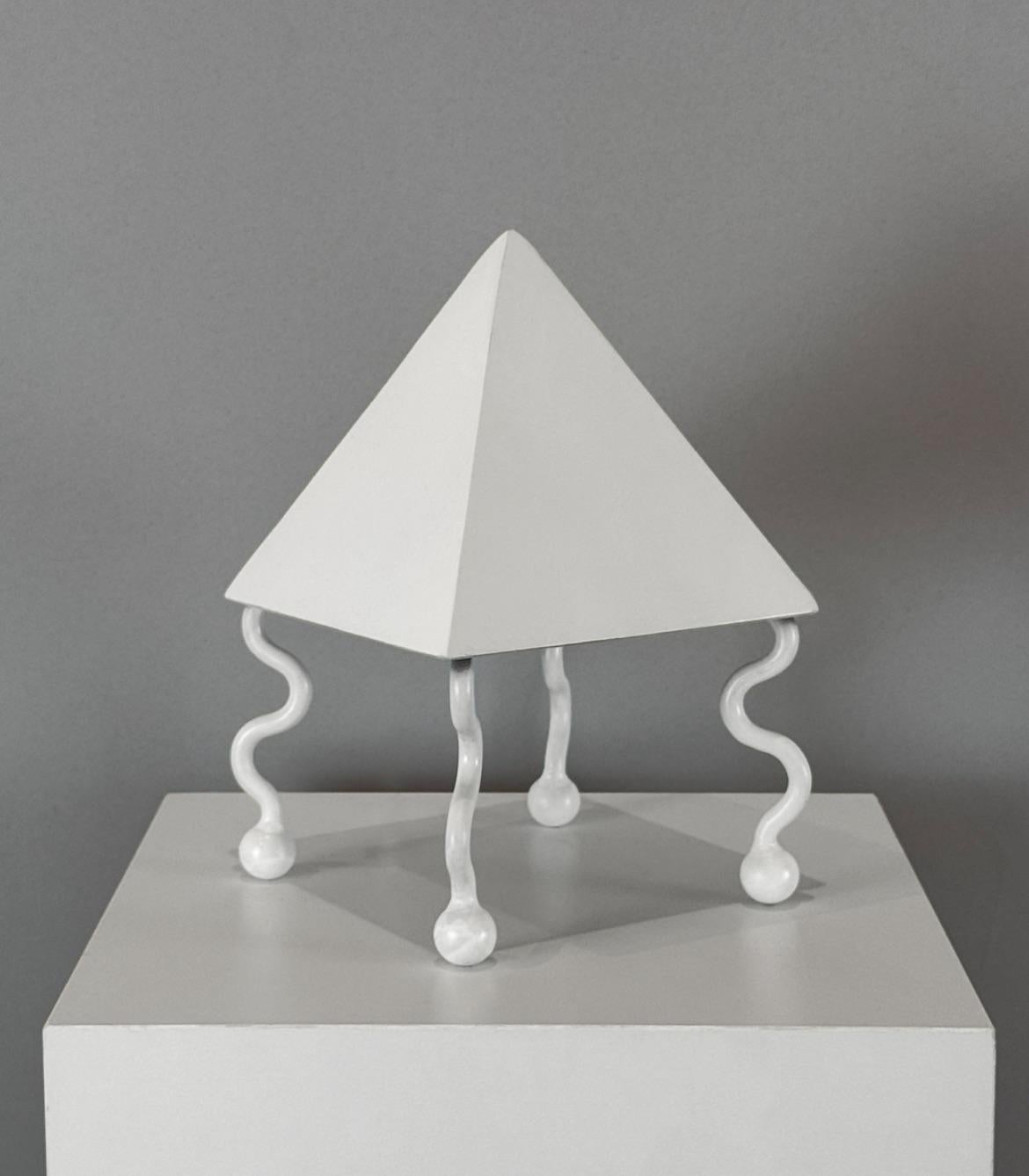 Américain Lampe de table pyramide serpentine en satin blanc en vente