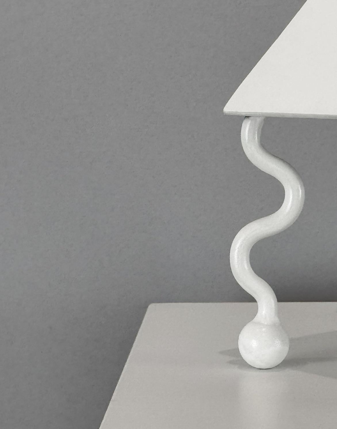Soudé Lampe de table pyramide serpentine en satin blanc en vente