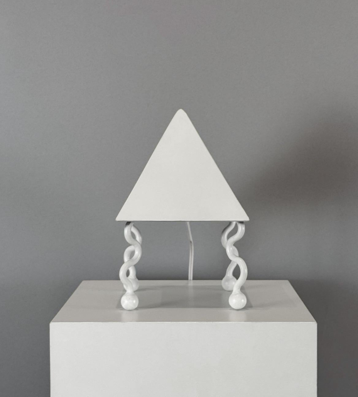 Lampe de table pyramide serpentine en satin blanc Neuf - En vente à Washington, DC