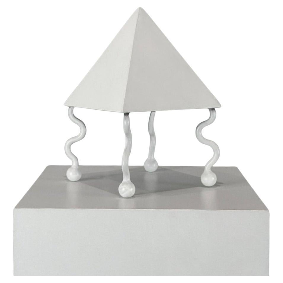 Lampe de table pyramide serpentine en satin blanc