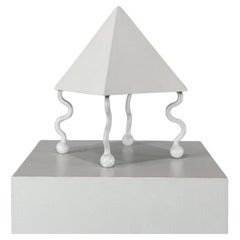Lampe de table pyramide serpentine en satin blanc