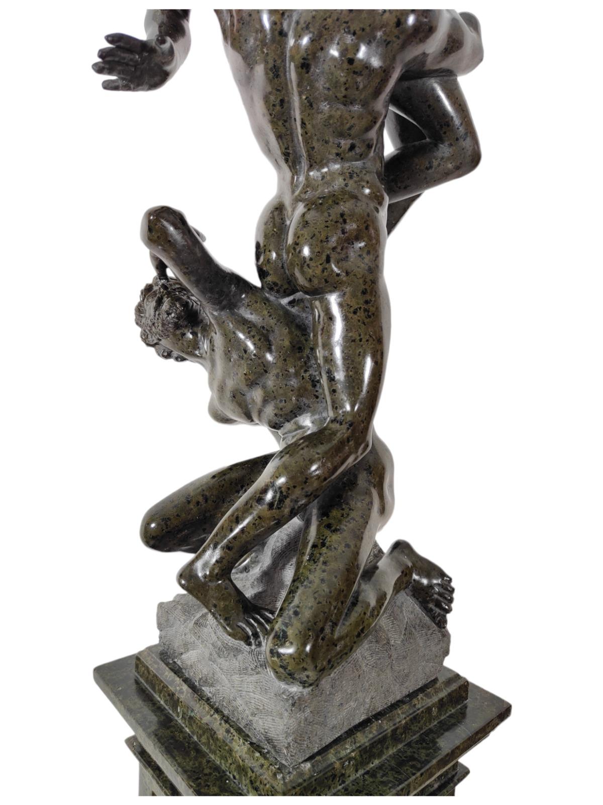 Sculpture serpentine. Le 19e siècle.
Elle représente l'enlèvement de Sabina et a été réalisée à Rome-Italie au XIXe siècle : 98 cm de hauteur.