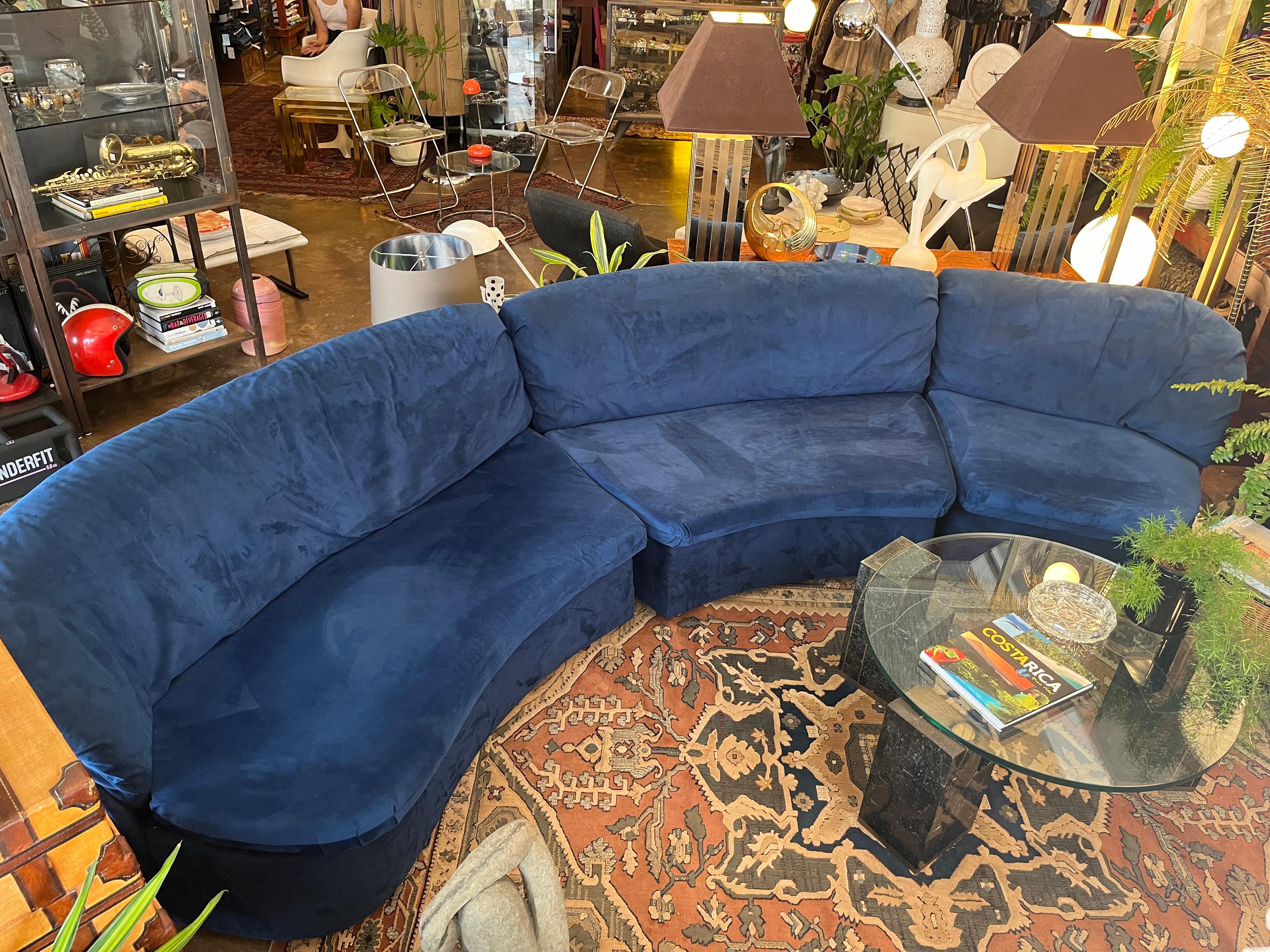 Late 20th century curved Serpentine three Pieces sectional sofa by Directional Furniture in the Vladimir Kagan's Manner. Circa Late 1990s. 
Features curved cloud style lines frame with the original dark blue suede upholstery, with removable seating