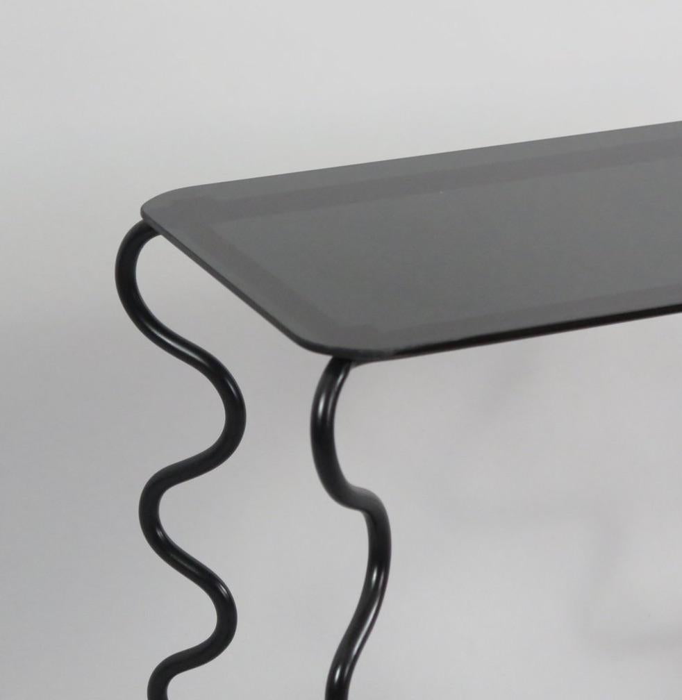 Mid-Century Modern Table d'appoint 'Serpentine' avec plateau en verre noir en vente