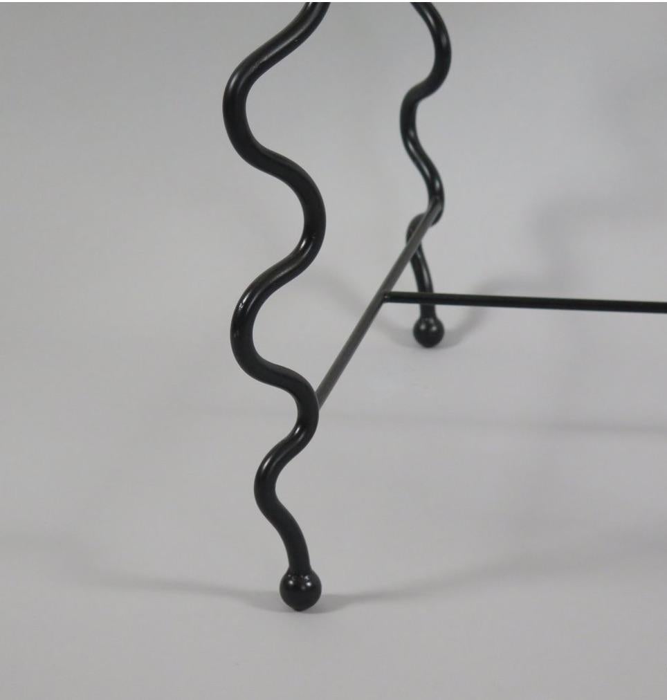Beistelltisch „Serpentinen“ mit schwarzer Glasplatte (amerikanisch) im Angebot
