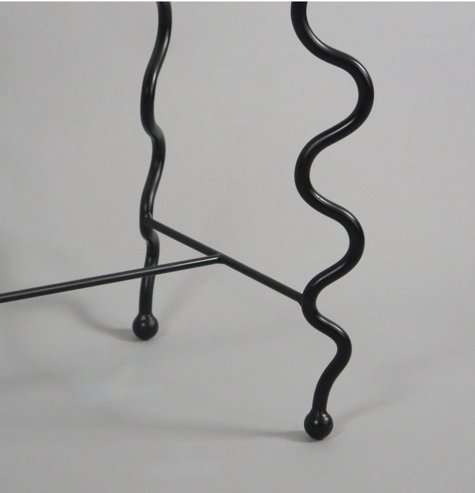 Beistelltisch „Serpentinen“ mit schwarzer Glasplatte (Geschweißt) im Angebot
