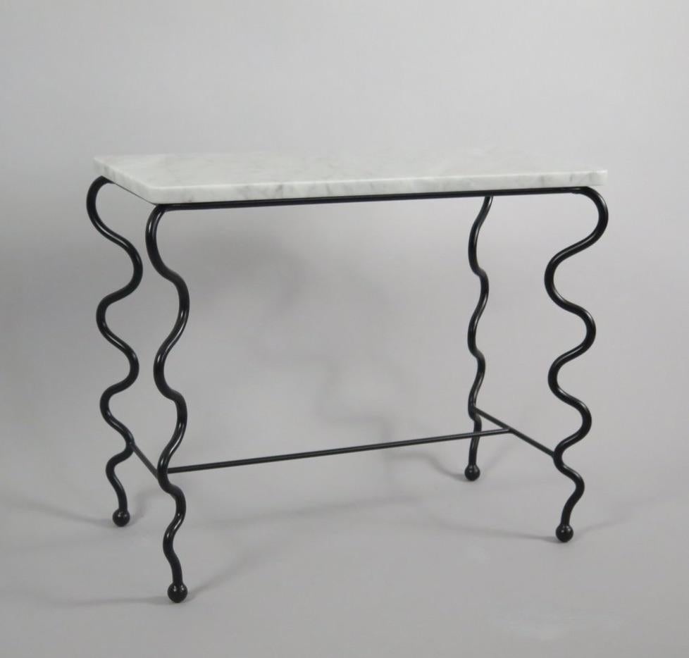 Mid-Century Modern Table d'appoint serpentine avec plateau en marbre de Carrare en vente