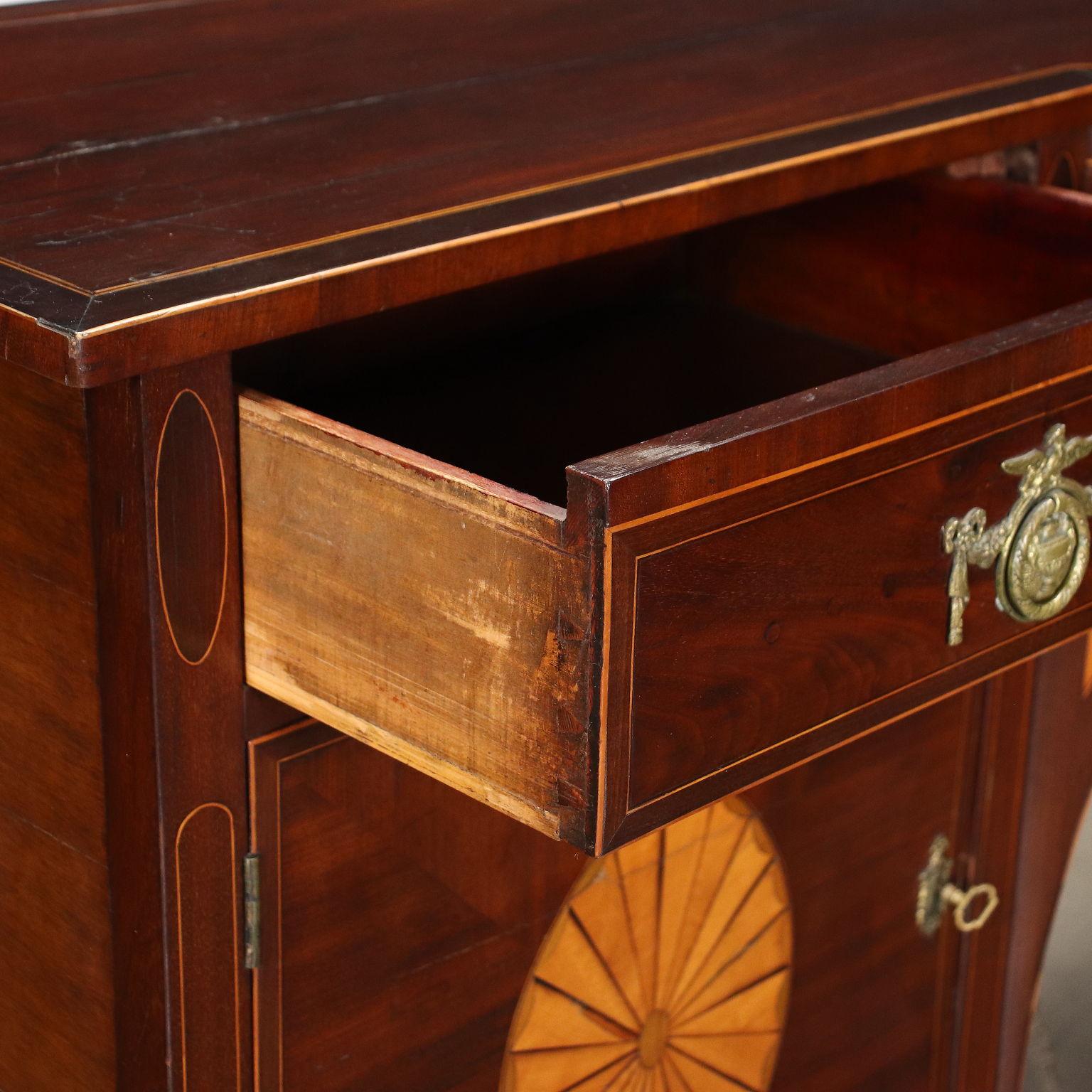 Serpentine Sideboard George III, England Late 18th Century In Good Condition For Sale In Milano, IT