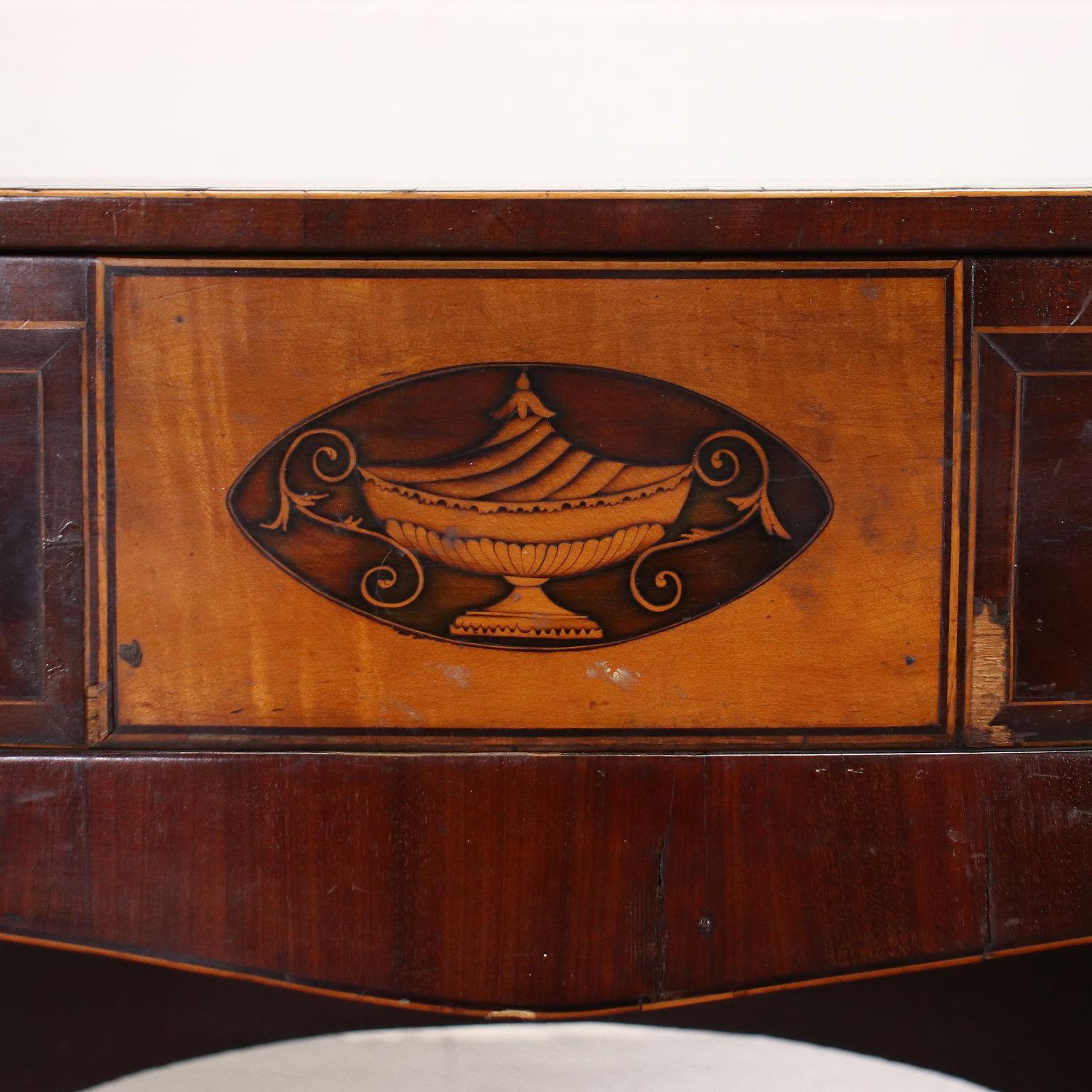 Serpentine Sideboard George III, England Late 18th Century For Sale 1