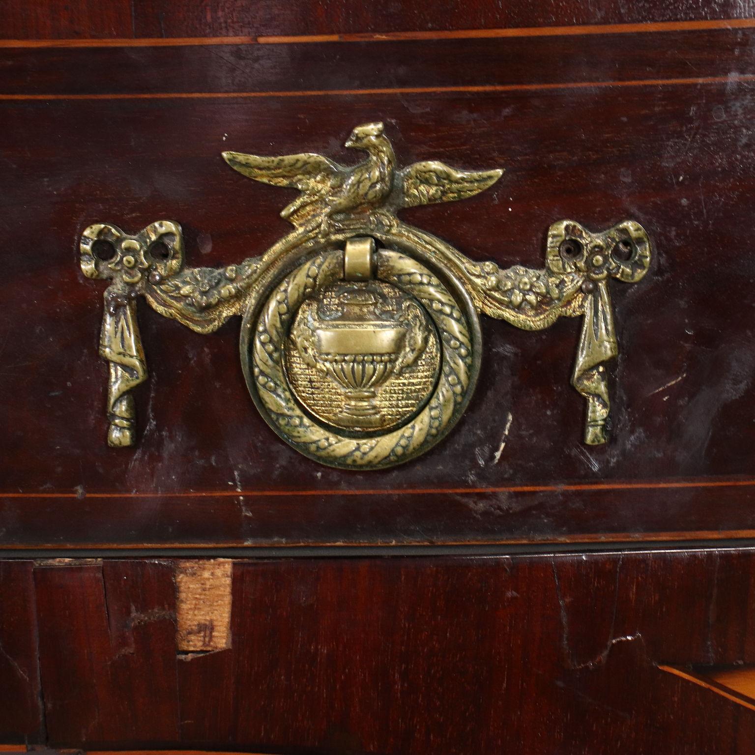 Serpentine Sideboard George III, England Late 18th Century For Sale 2
