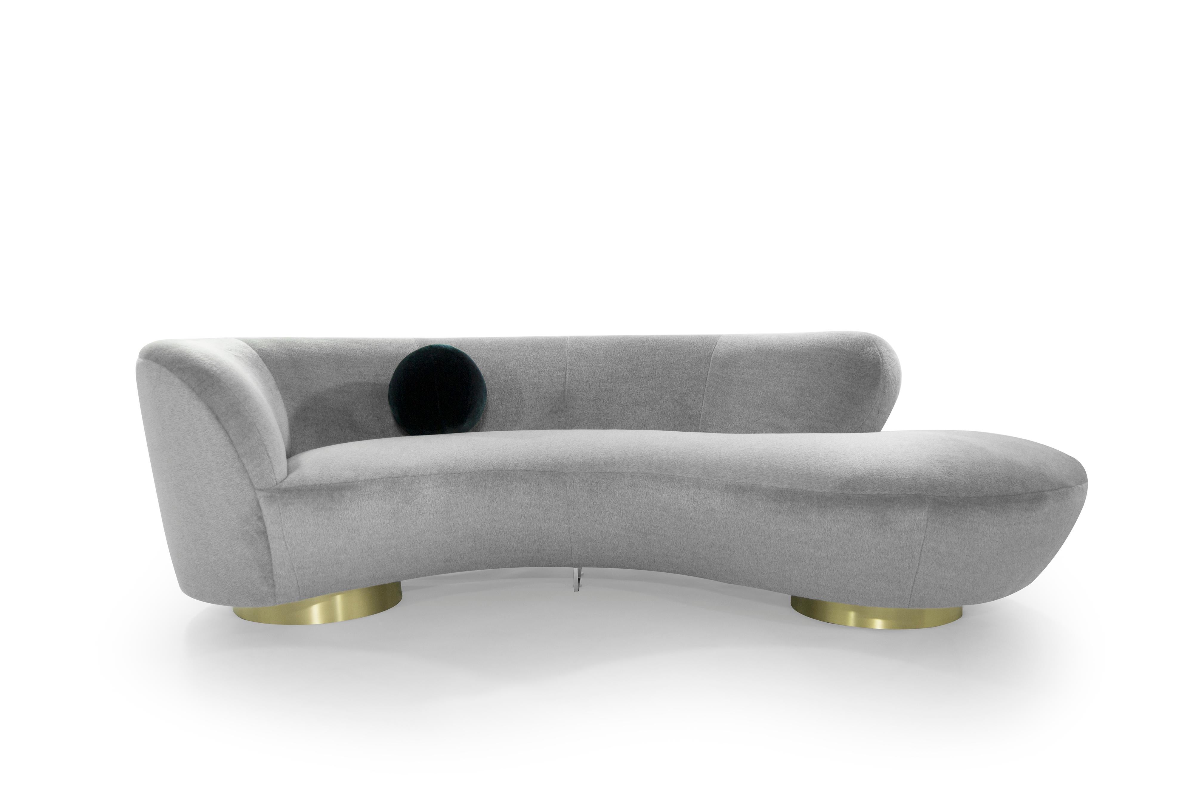 Stunning serpentine or cloud sofa designed by the late Vladimir Kagan for Directional, circa 1970s.

Completely restored down to its very frame, spring system, foam, straps and Dacron have all been updated. Re-upholstered in a stunningly beautiful