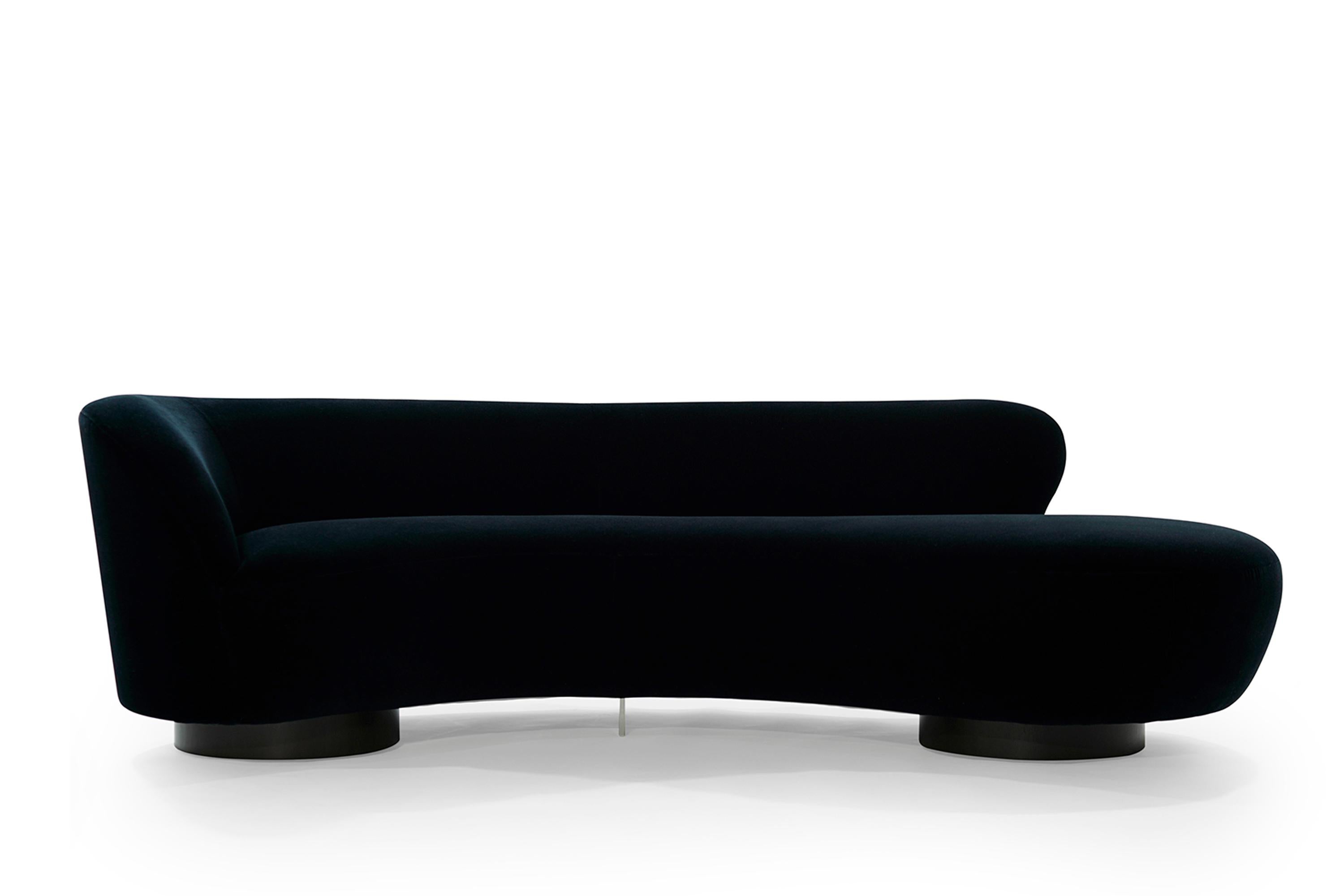 Stunning serpentine or cloud sofa designed by the late Vladimir Kagan for Directional, circa 1970s.

Completely restored down to its very frame, spring system, foam, straps and Dacron have all been updated. Re-upholstered in a stunningly beautiful